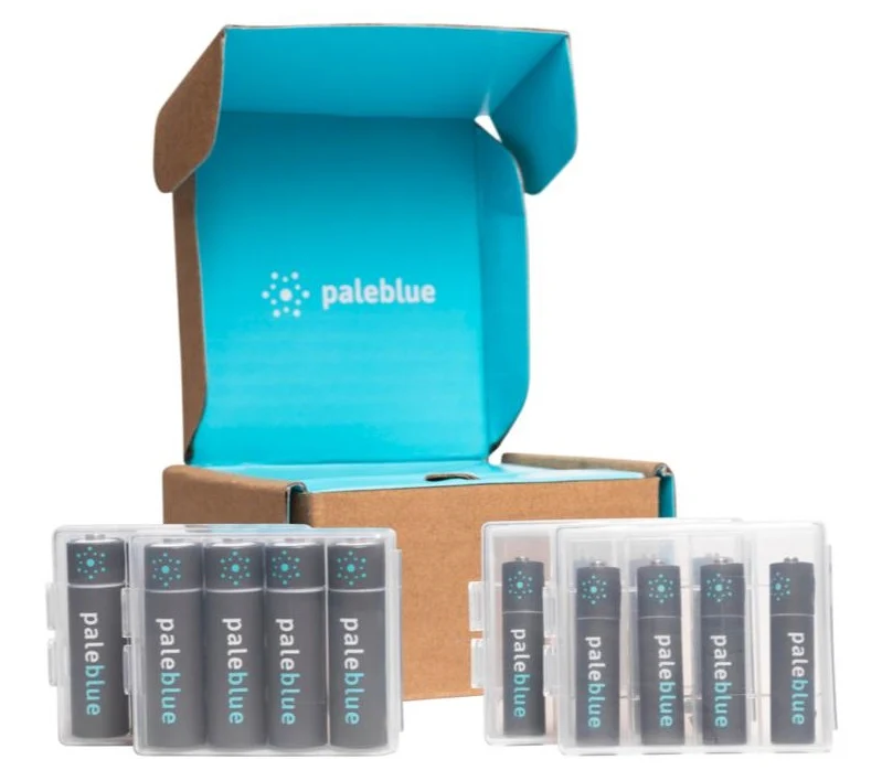Kit de sostenibilidad Pale Blue 8xAA/8xAAA Incluye 2 cables USB-C y cases para baterías