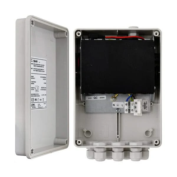 Alarma Total Conmutador S64H de 100 Mbit y caja para exteriores con protección IP56, 2 enlaces ascendentes y 4 puertos PoE+