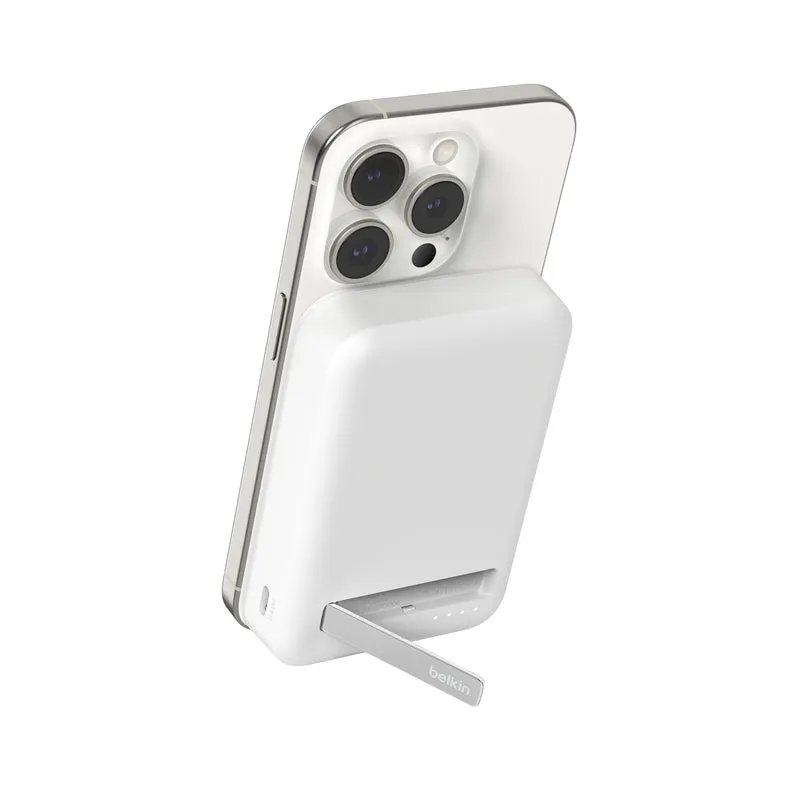 Batería externa de 10,000 mAh Qi2 MagSafe con soporte de Belkin - Blanco