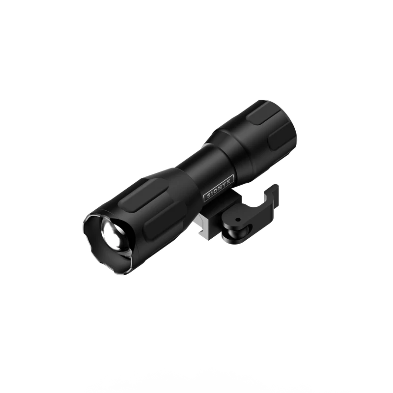 Iluminador compacto montado en casco de 1050 nm